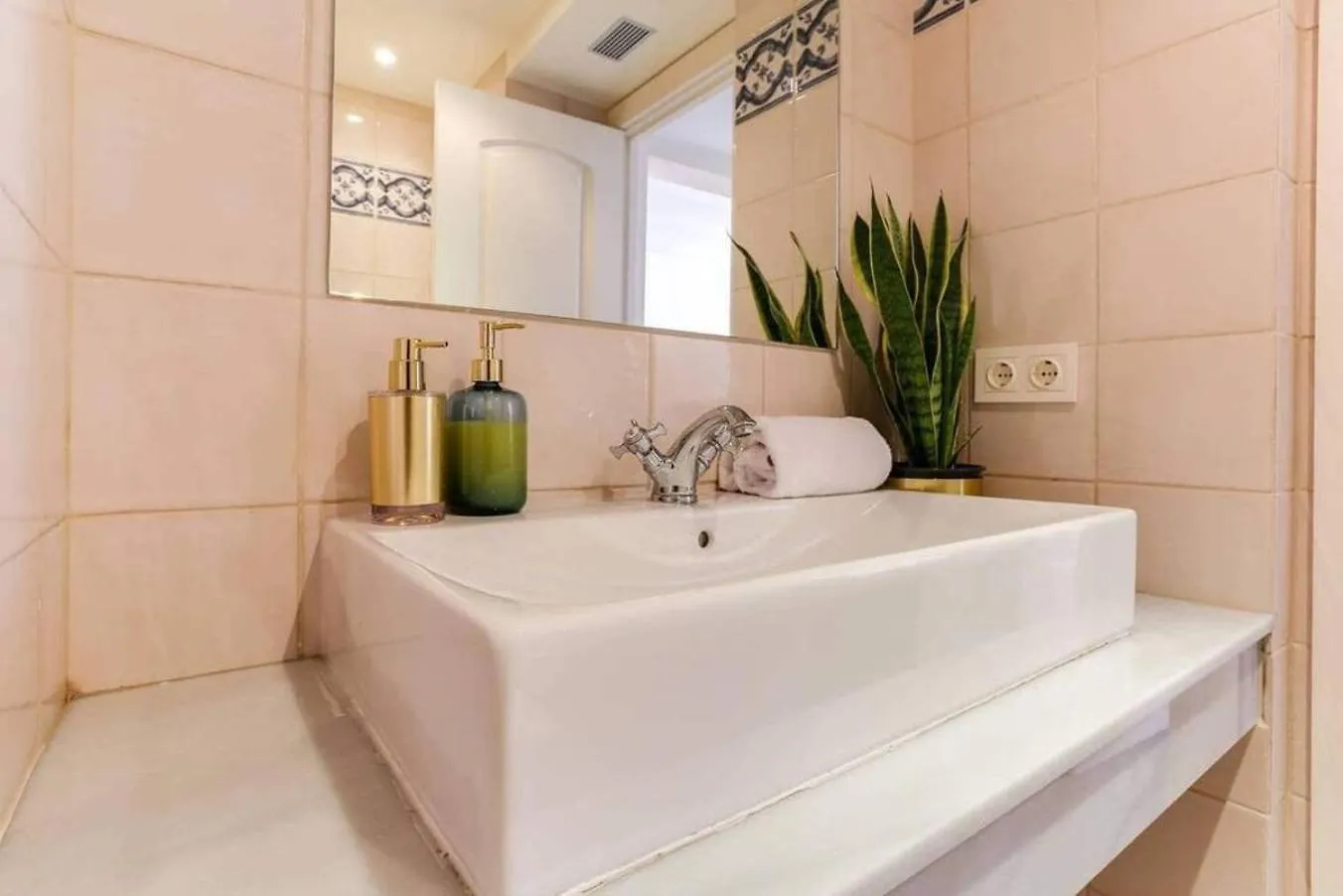 Stylish 2 Bdr In Trendy Gracia Lägenhet Barcelona